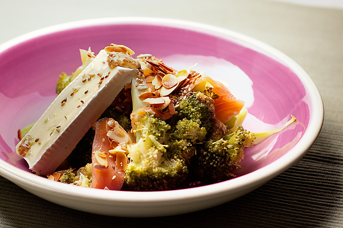 Ensalada templada de brócoli con salmón ahumado y queso brie.